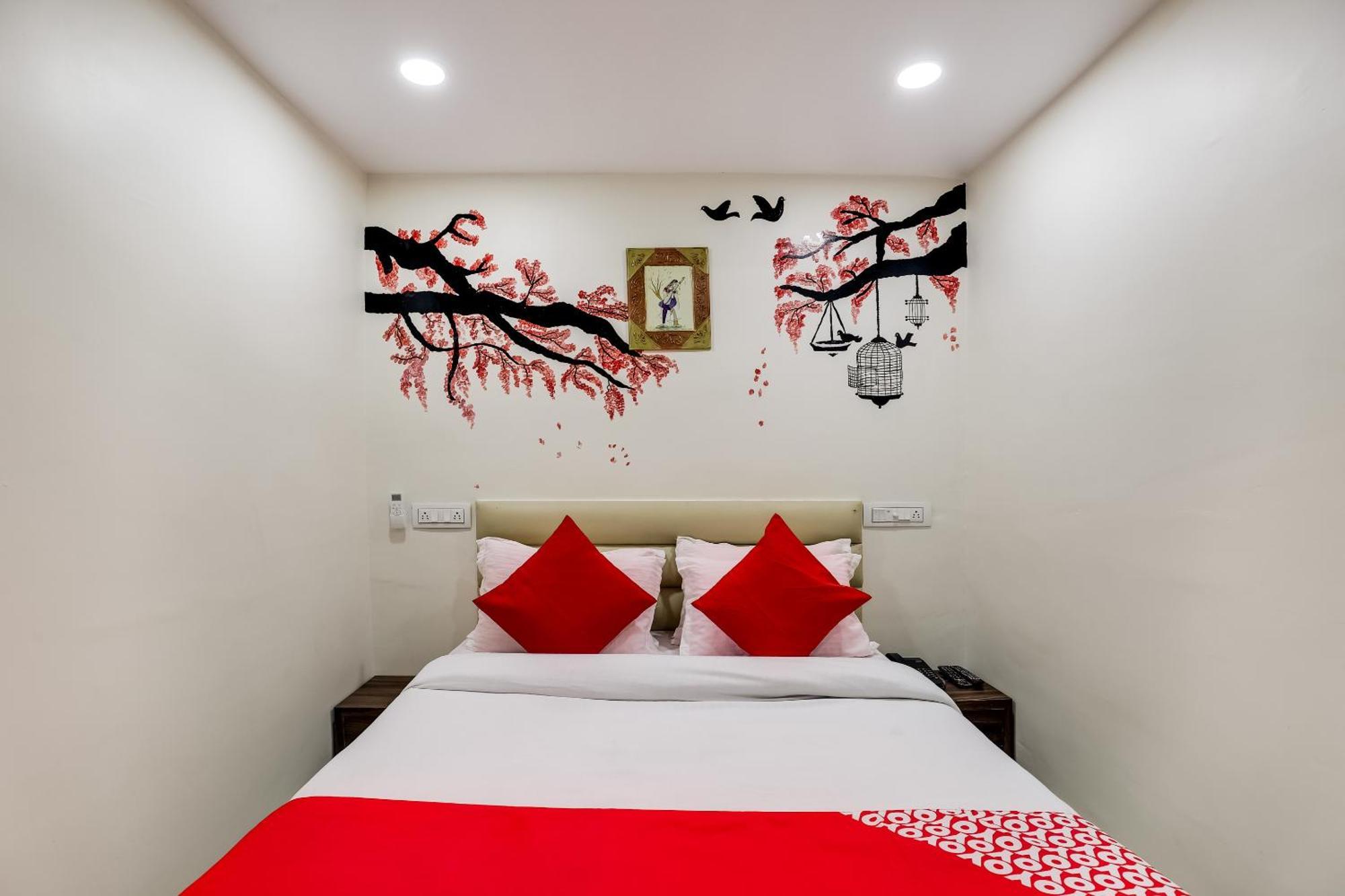 Collection O Hotel Alice Ахмедабад Экстерьер фото